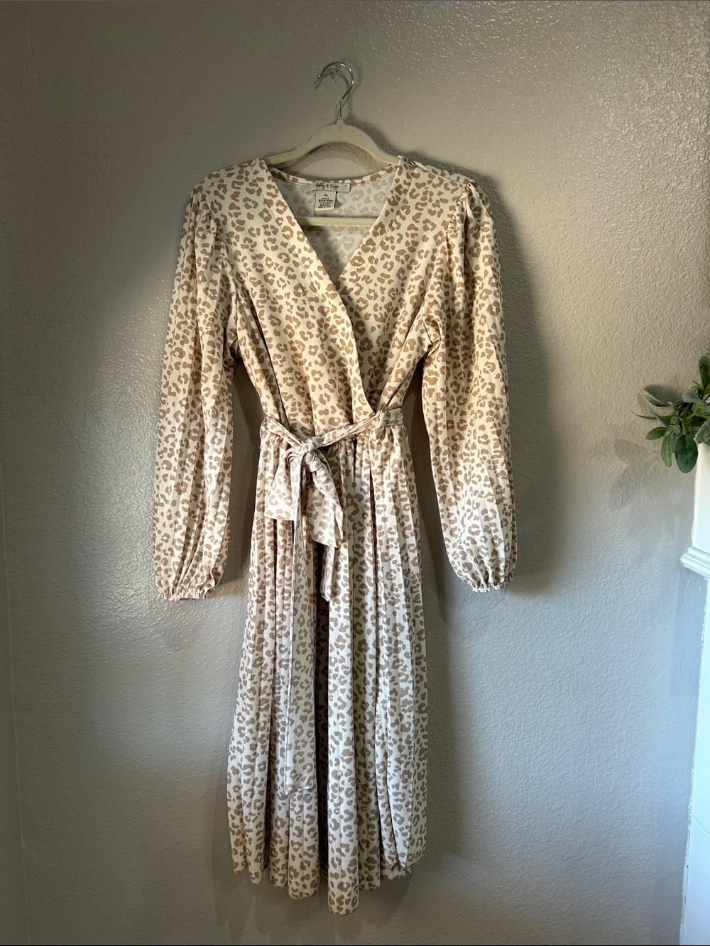 Ashly & Sage Women’s Neutral Leopard Print pleaded Midi Dress with Belt TC0041